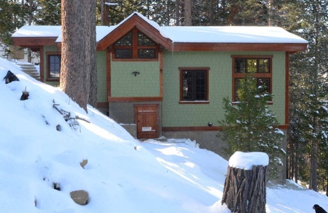 Custom Cottage, Fireplace, Views, A/C, Private Deck, Central to Yosemite Park