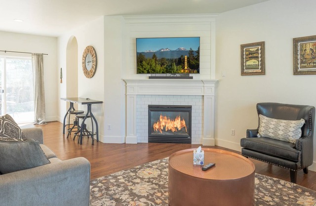 Custom Home ~ Bonus Room ~ Dog Friendly!