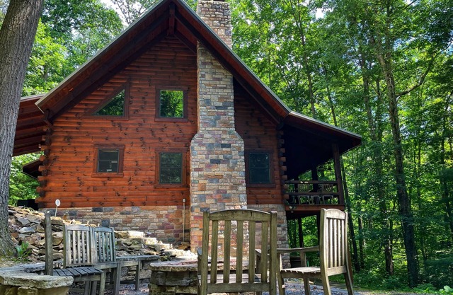 Custom log home on 16 private acres, with Hot tub