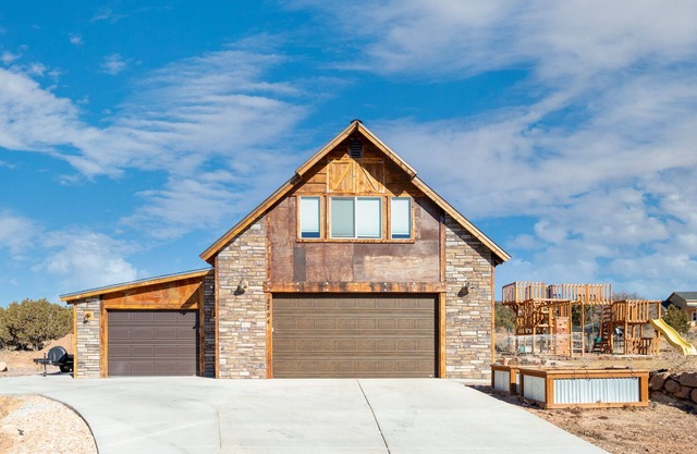 Custom Studio Apartment with Mountain Views and Garage Parking!