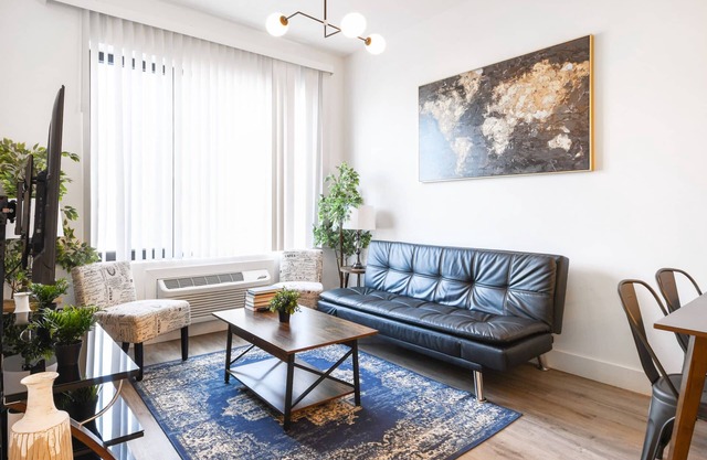 Cute 1BR Next to Airport 6160