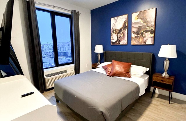 Cute 1BR Next to Airport 3830