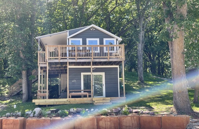 Cute 2/2 Cottage for rent across from the lake
