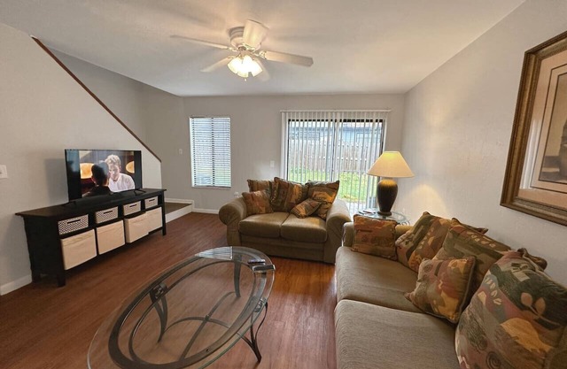 Cute 2 bed/1.5 bath centrally located, pool!