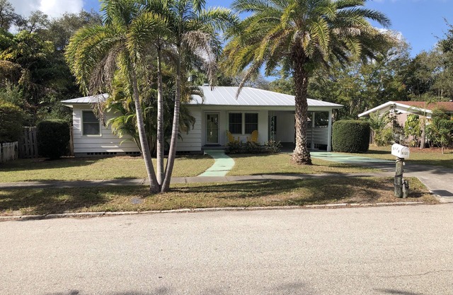 Cute 2 Bedroom 2 bath Home In Great Neighborhood.