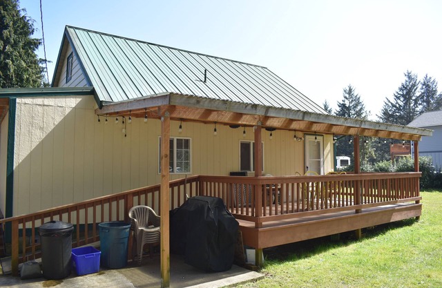 Cute 2 Bedroom Home Near Bay with creek right in the backyard!