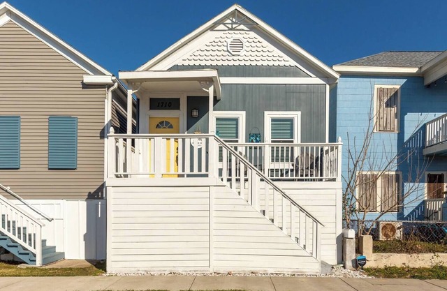 Cute 2 Bedroom that sleeps 7 with a hot tub and fire pit