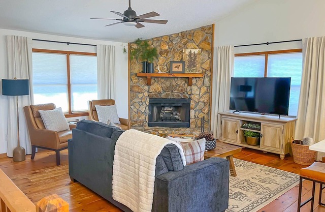 Cute 3-3 cabin with fire pit, games & resort access