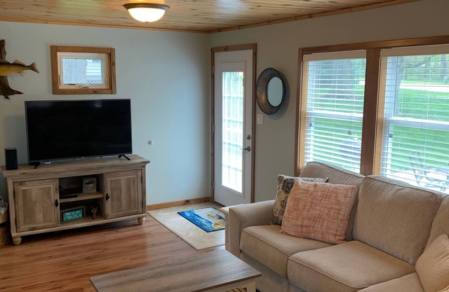 Cute 3-bed Lake-View Home - perfect for families!