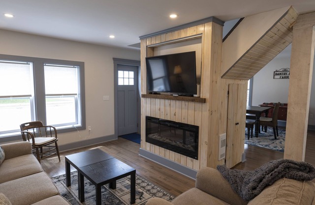 Cute 3 Bedroom House 100yards to Downtown