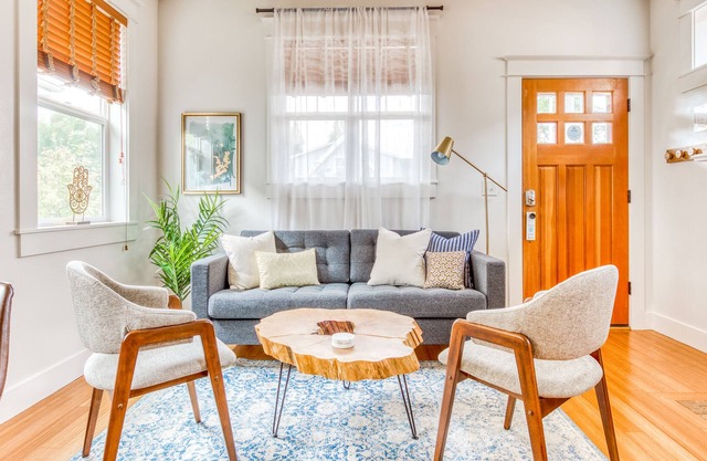 Cute Alberta District cottage with fireplace, central AC & WiFi