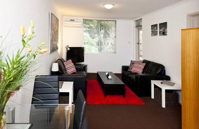 Cute and affordable park side accommodation Queen bed