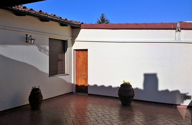 Cute and bright apartment in a private courtyard and quiet