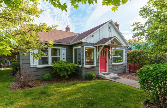 CUTE and COMFORTABLE, in a quaint location, Central AC, DOG friendly