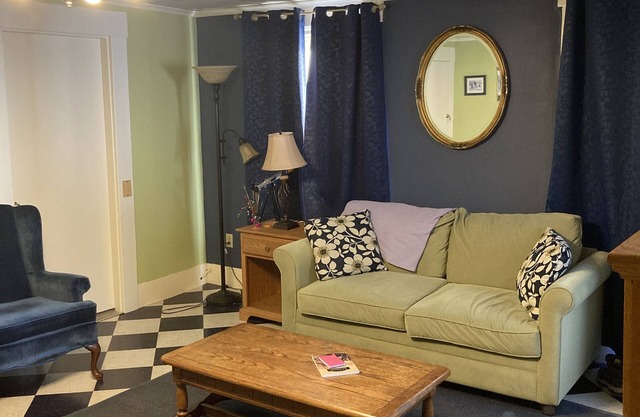 Cute apartment in Lyndonville, 10 mins from Burke Mountain and Kingdom Trails!