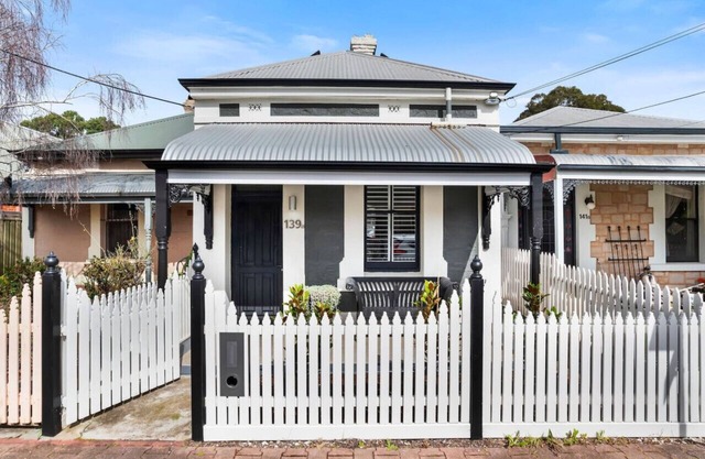 Cute as a Button - Picket Fence 3 Bed Stylish Home