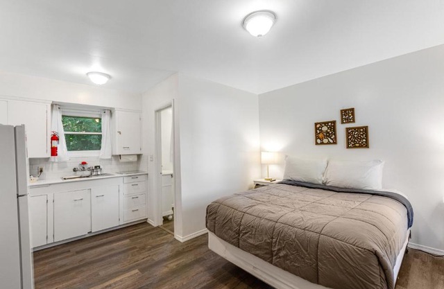 Cute as a Clam Cottage Room 2
