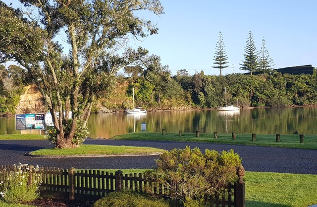 Cute bach by the water in Te Puna