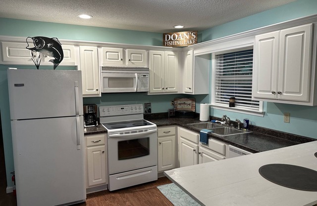 Cute bungalow just outside Marianna with full kitchen and laundry