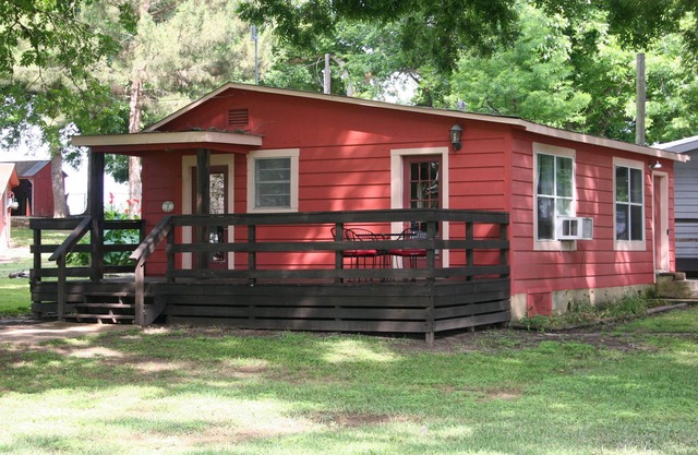 Cute cabin on beautiful 2.5 Acres along the Guadalupe River