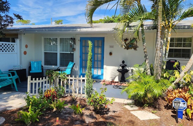 Cute coastal cottage close to beach and downtown nightlife.