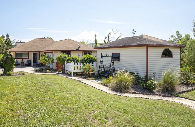 Cute coastal home, pet friendly + close to beach