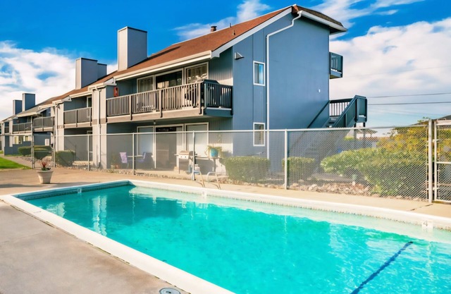 Cute Condo in Birch Bay w Hot Tub & a loft 209