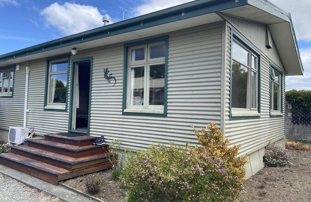 CUTE & COSY, CLOSE TO TOWN & LAKE