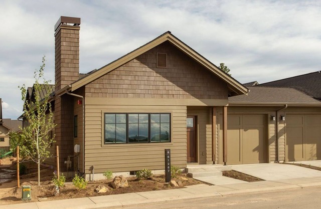 Cute COTTAGE for family fun ~ hot tub + firepit ~ near park ~ resort pool ~ BEND