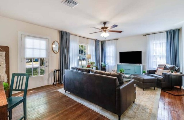 Cute Cottage near University and Downtown with Parking & Laundry