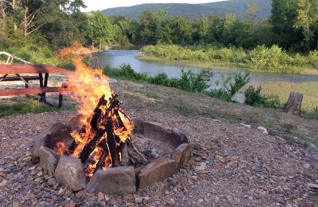 Cute Cottage River Front! Hot Tub after June 20, kayak & fish RiverBird Lodging.