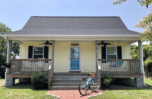 Cute cottage within walking distance to historic downtown Beaufort, NC.