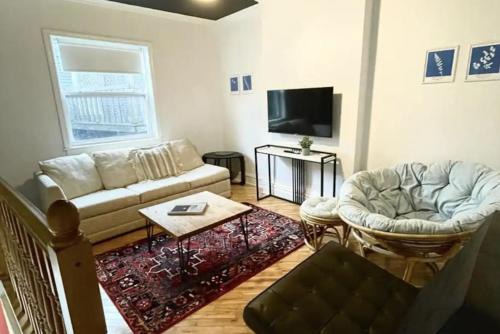Cute & cozy 2 bedrooms townhouse downtown St Johns 2 mins walk to water !
