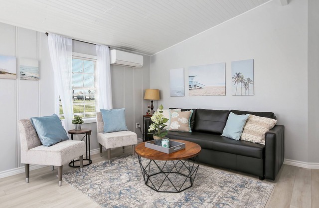 Cute, Cozy and Clean cottage by the Sea!