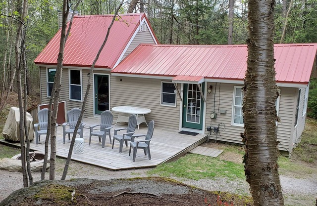 Cute, cozy cottage near lakes, rock climbing, restaurants, trails and fishing.