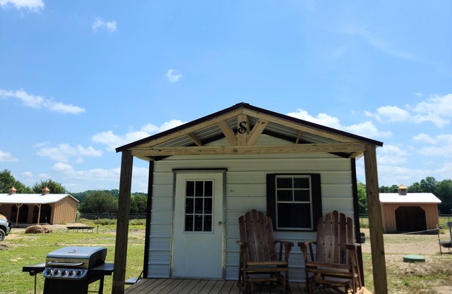 Cute & Cozy Country Cabin