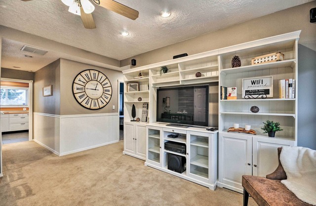 Cute & Cozy PDX Area Townhouse: 31 Mi to Mt. Hood!