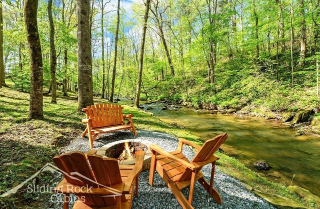 Cute Creekfront, rustic, hot tub, pet friendly-fenced yard, screened porch