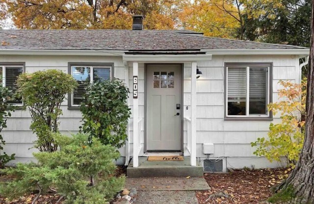 Cute Home with fully fenced yard Hot Tub and Fire Pit.