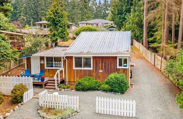 Cute, light-filled getaway with a furnished patio - walk to the water