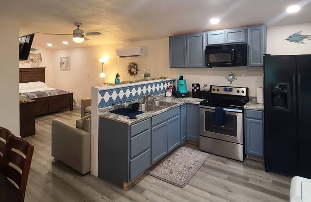 Cute little costal cabin. One mile from Lake Tenkiller. Private Spa/Hot Tub