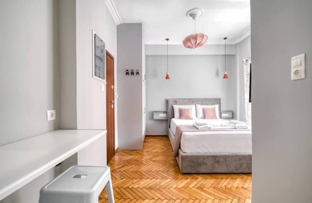 Cute Little Suite Apartment right at the Metro!