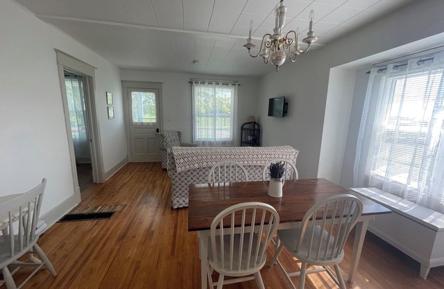 Cute NB cottage!nWalking distance to sand beaches with distant view of the ocean