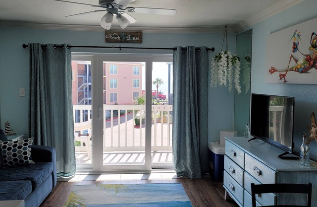 Cute ocean view beach front condo w private balcony . Great LOCATION! Sleeps 6.