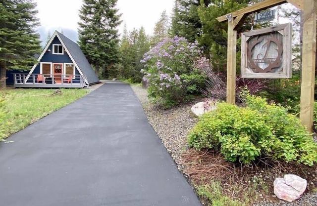 Cute, Pet Friendly Cabin with Hot Tub and Garage