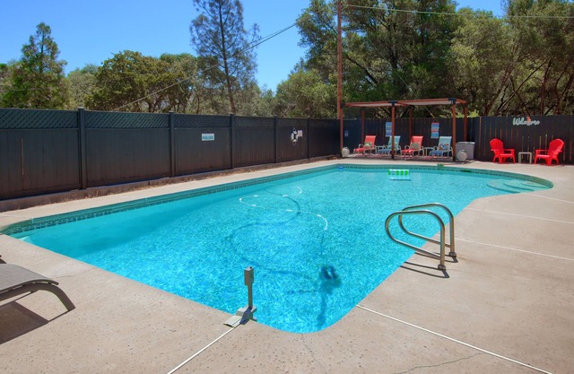Cute Pool House near Yosemite with a Hot Tub and Game room