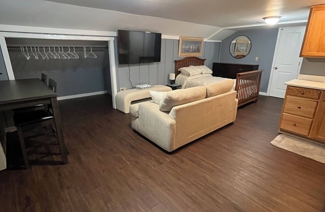 Cute studio, pets welcome, 8 mins to HITS, 20 mins to WEC, 10 mins to shopping