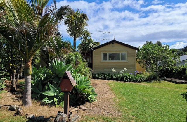 Cute wee bach within walking distance of beaches and village