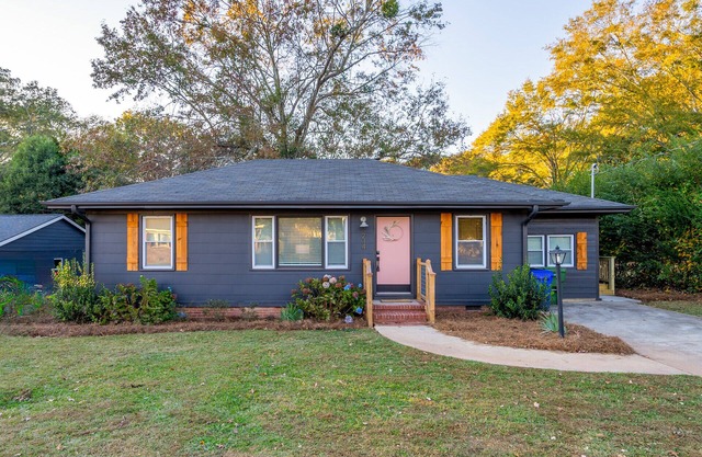 Cutest house in Monroe, GA - Walk to downtown.