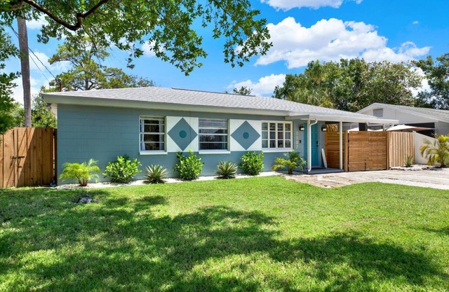 Cutest House on the block Central to downtown and the best beaches!
